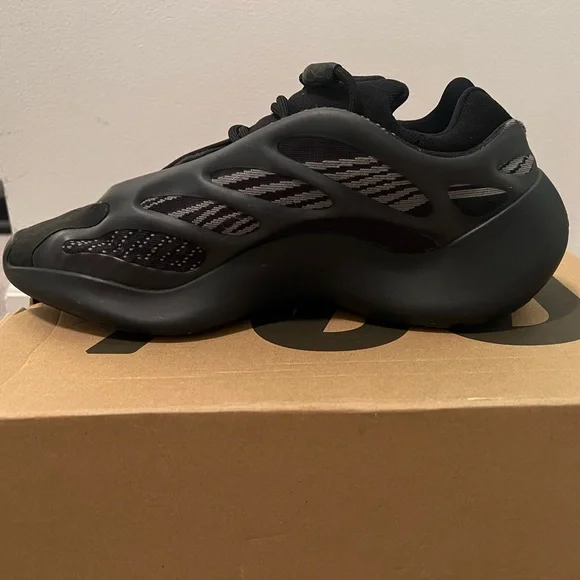 Yeezy Dark Glows. In good condition only worn a hand full of  display picture 2